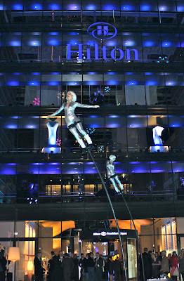 Swinging Poles zur Eröffnungsfeier des Hilton Hotels am Frankfurter Flughafen