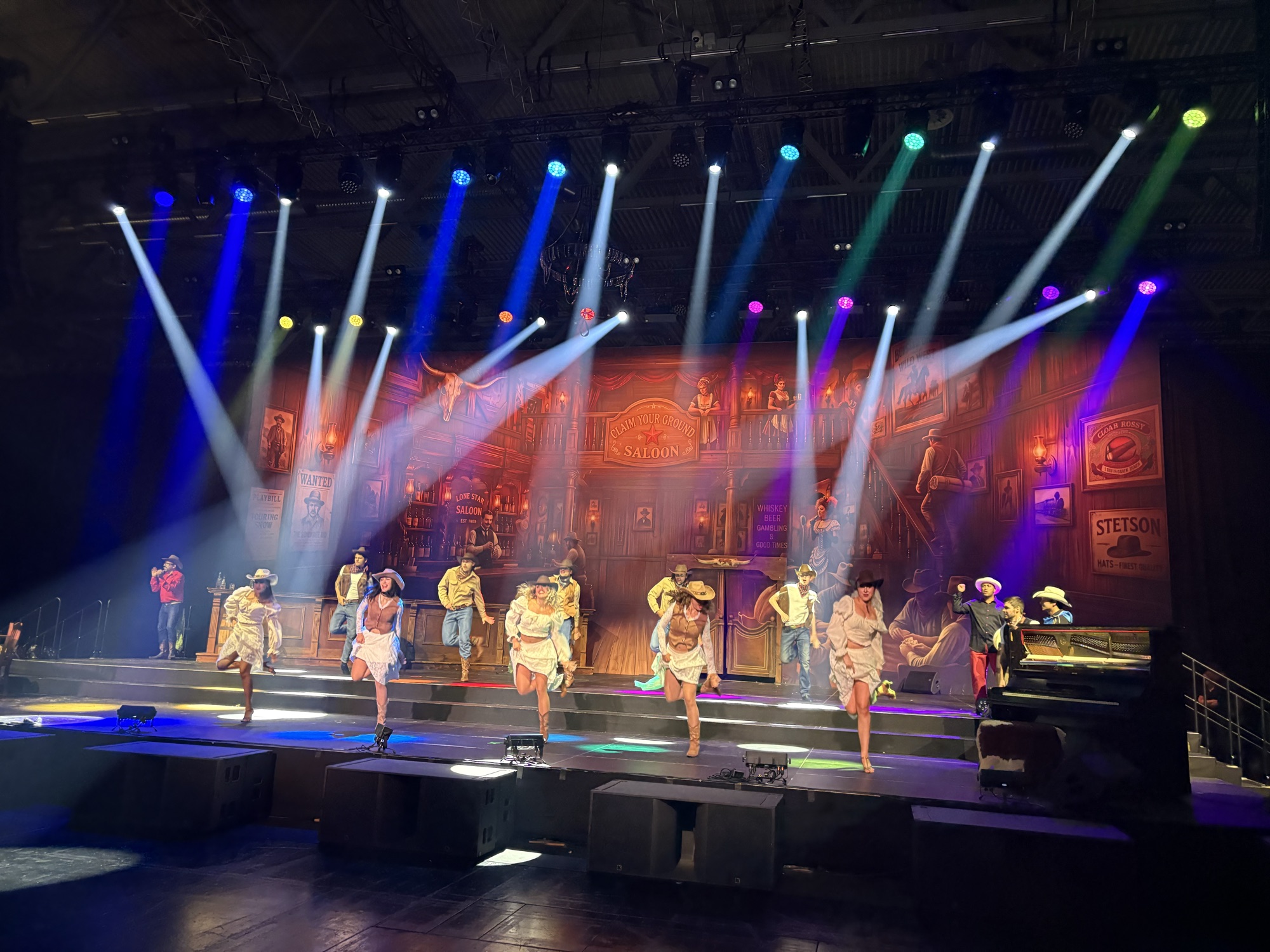 Line Dance Finale der Western-Show mit allen Performern