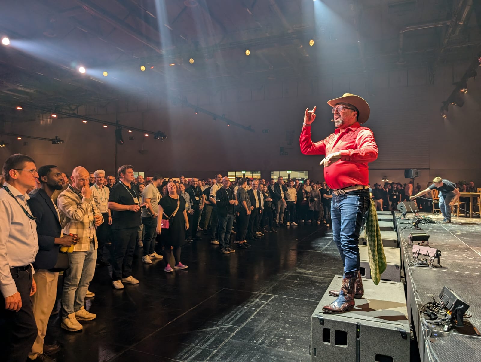 Cowboy Thomas lernt mit dem Publikum eine Line-Dance-Choreografie