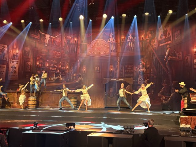 Cowboys und Cowgirls tanzen in Paarformationen bei der Western-Show auf dem DSAG-Jahreskongress 2026
